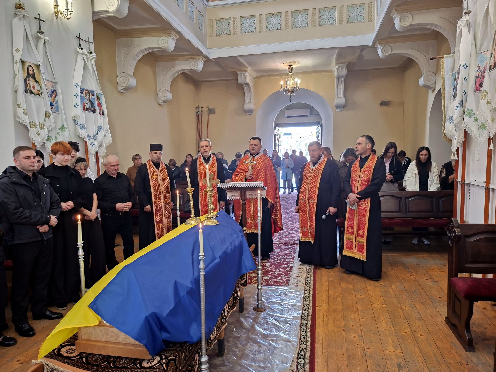 Панахида за загиблим військовим.