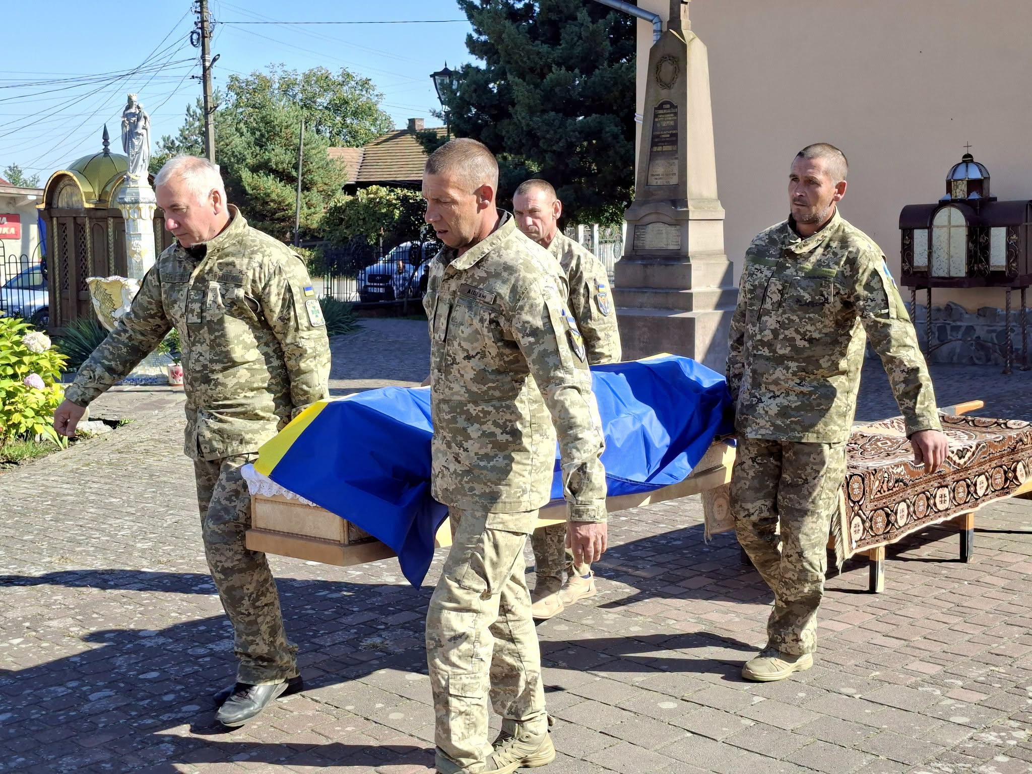 Захисника виносять із храму