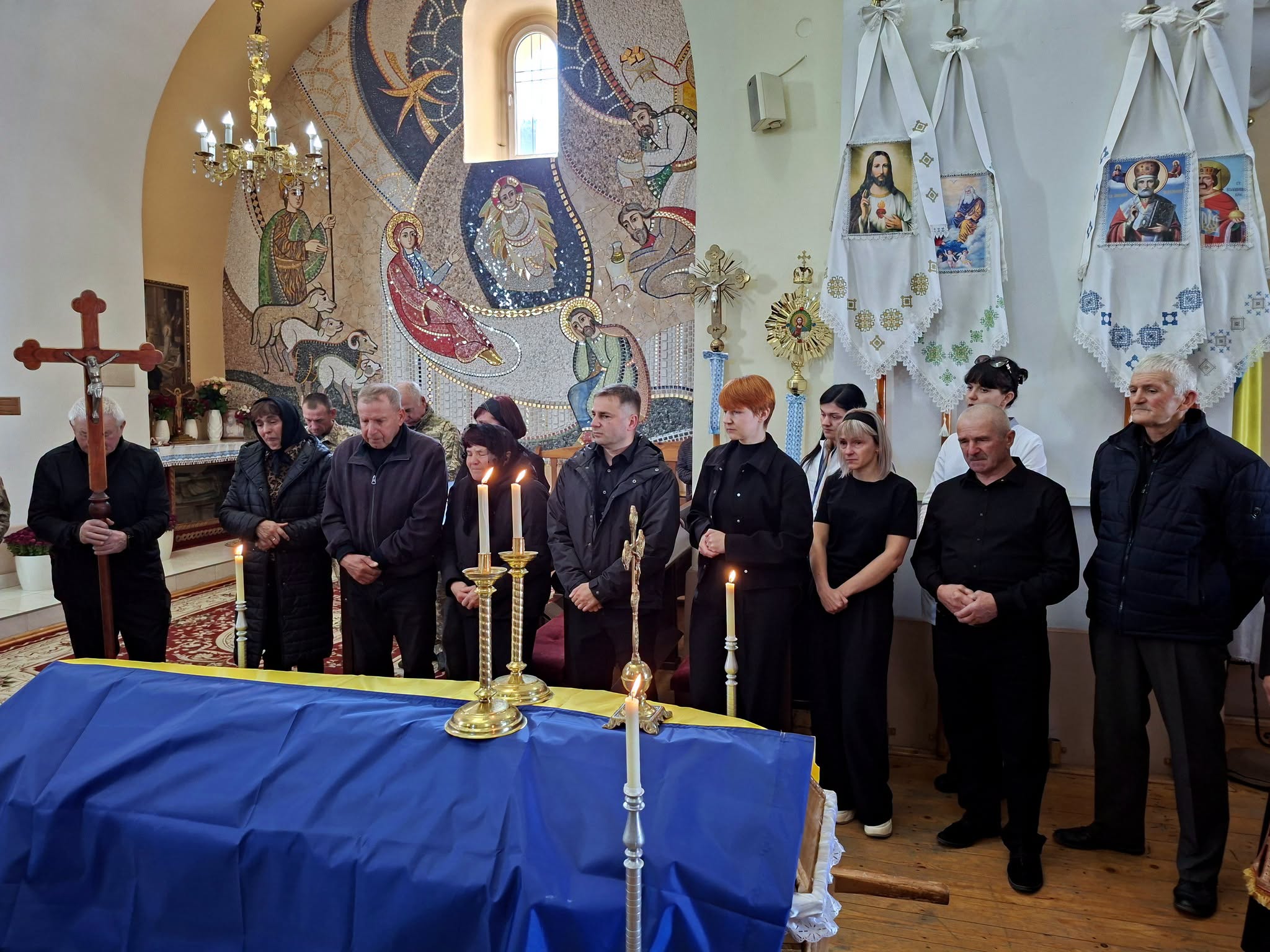 Прощання із загиблим захисником у храмі