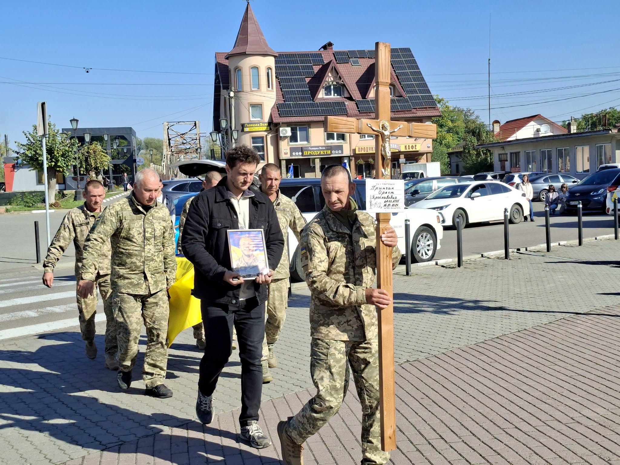 Похоронна процесія з портретом військового.