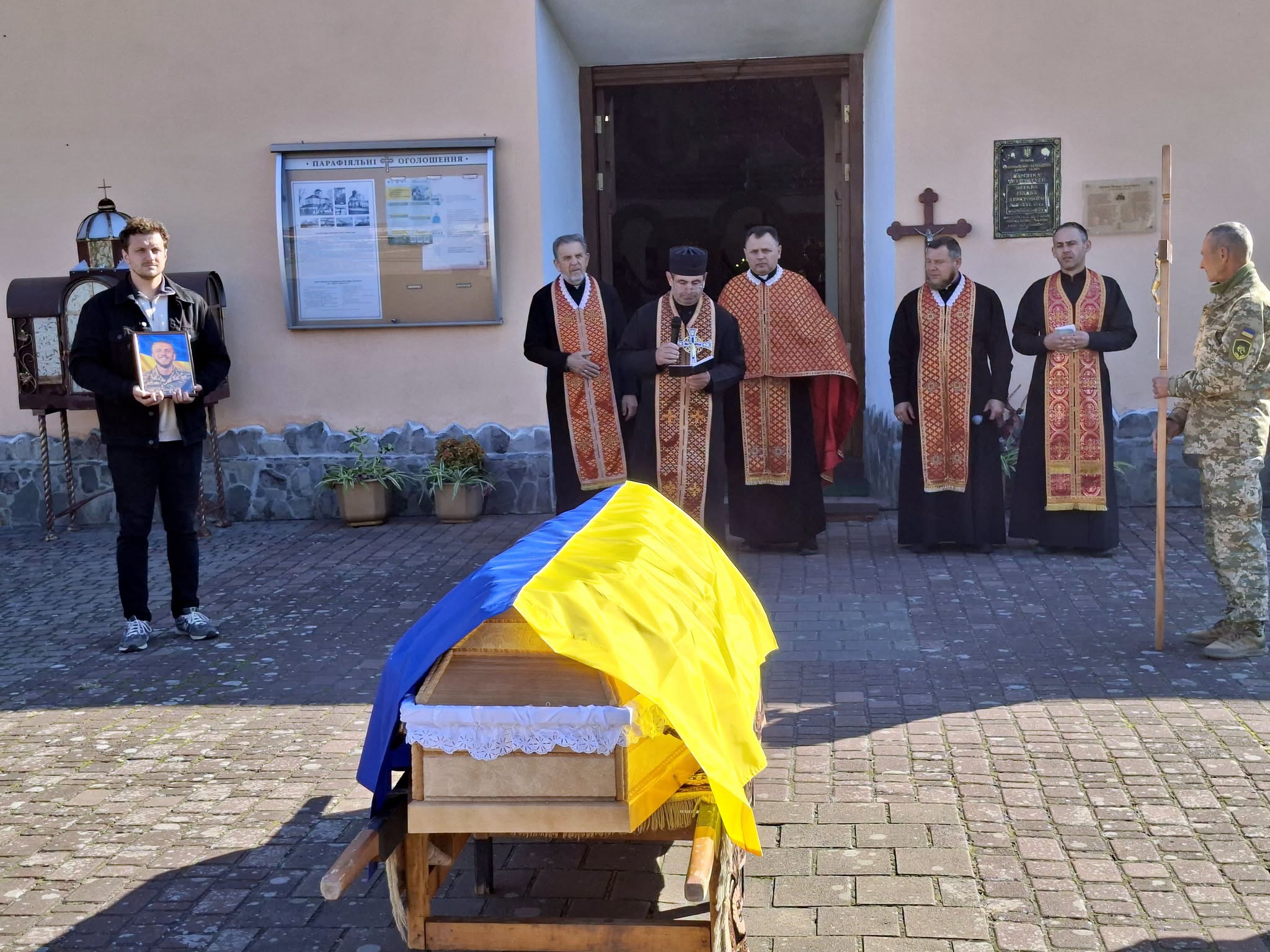 Прощання із захисником біля храму