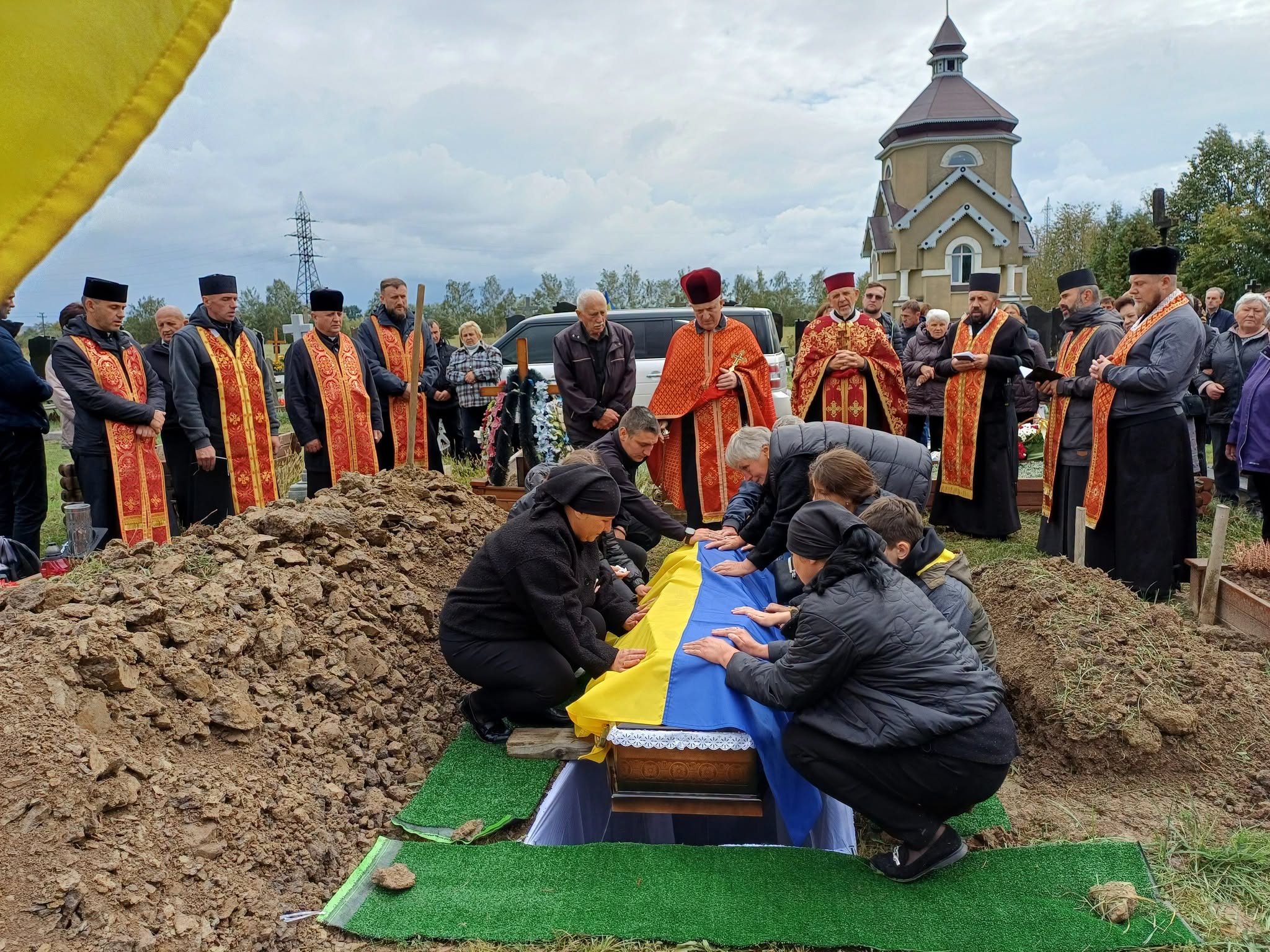 Поховання загиблого Захисника України з військовими почестями