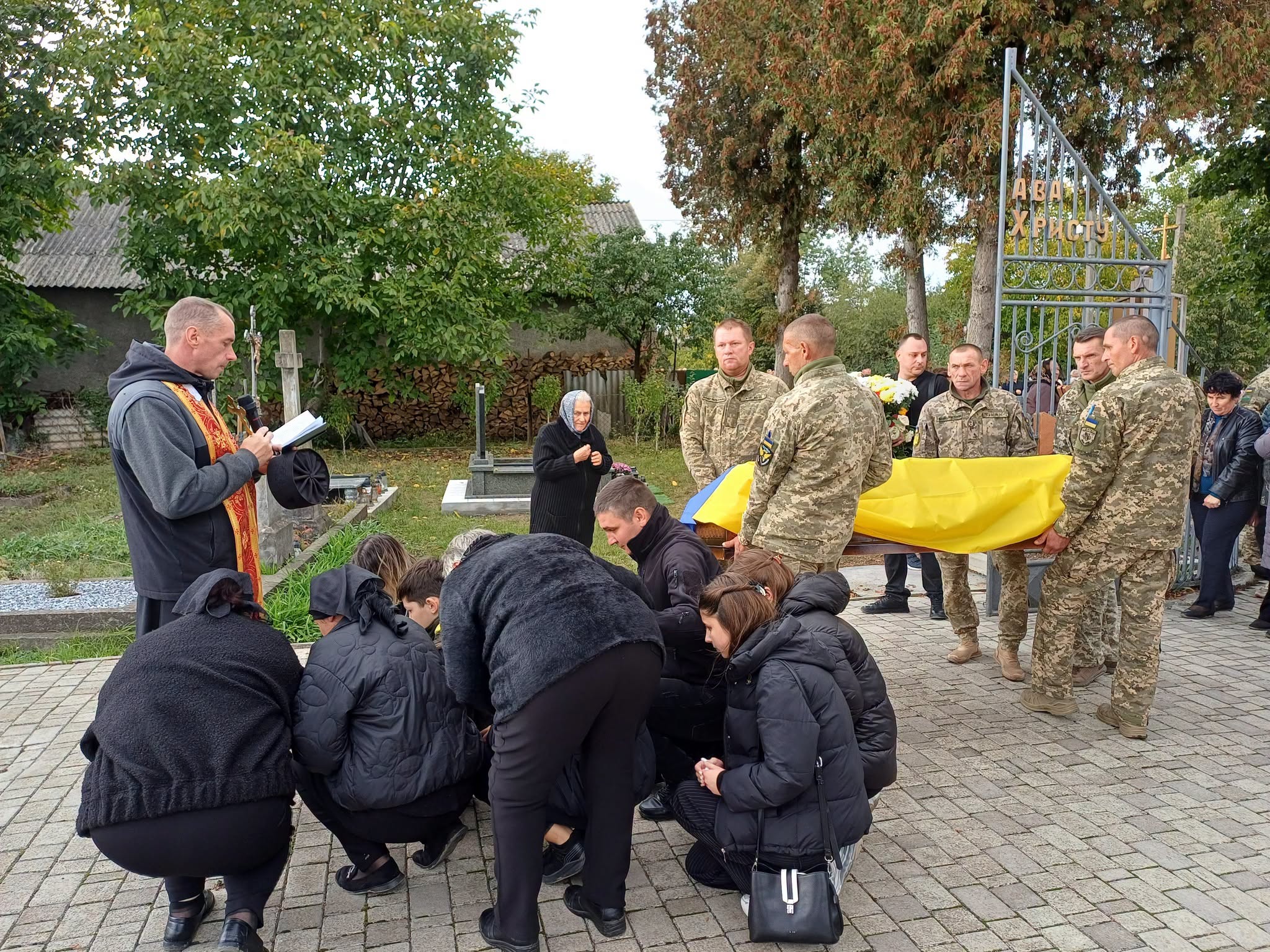 Траурна процесія із супроводом військовослужбовців
