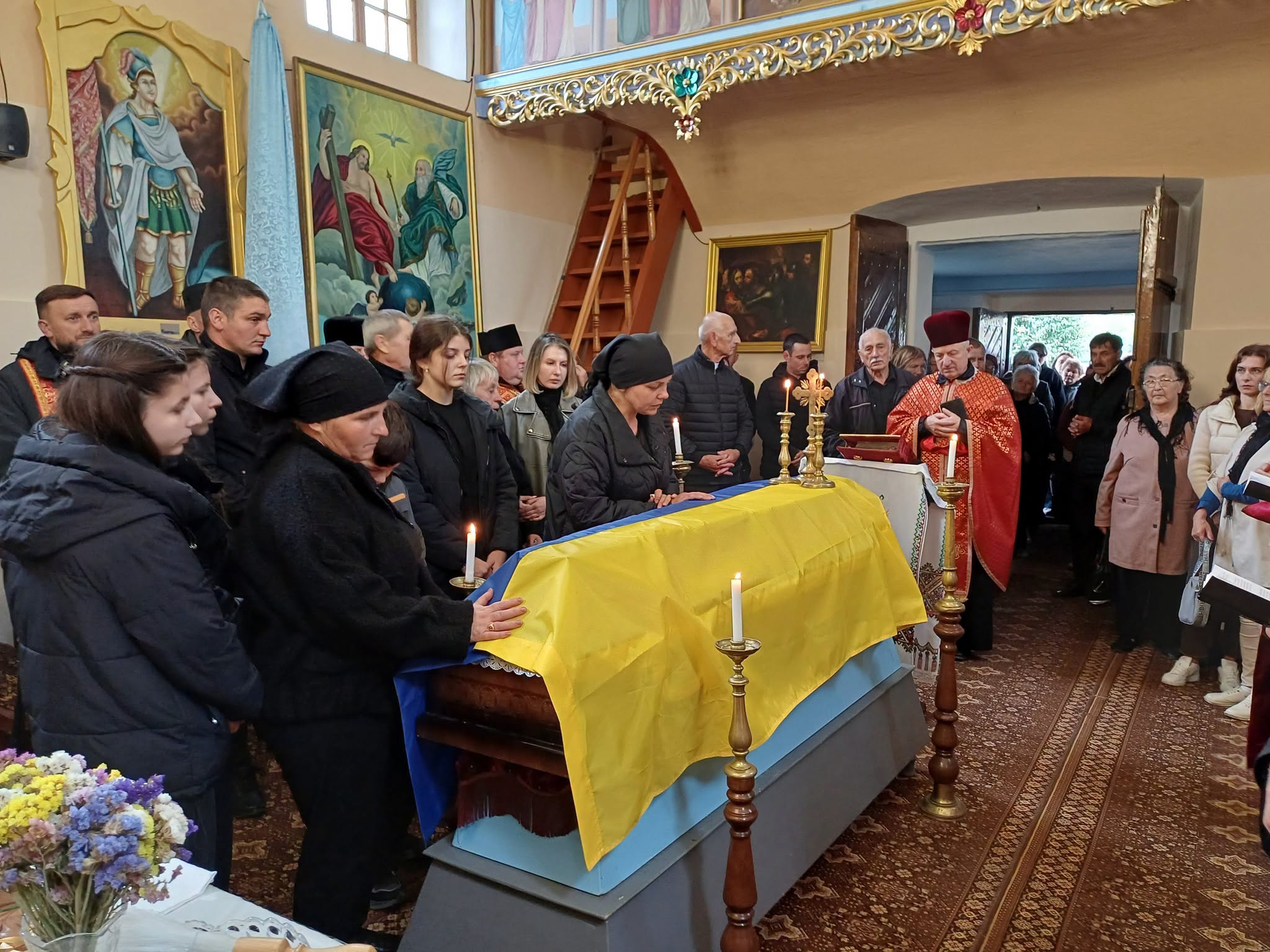 Прощання з полеглим воїном у храмі