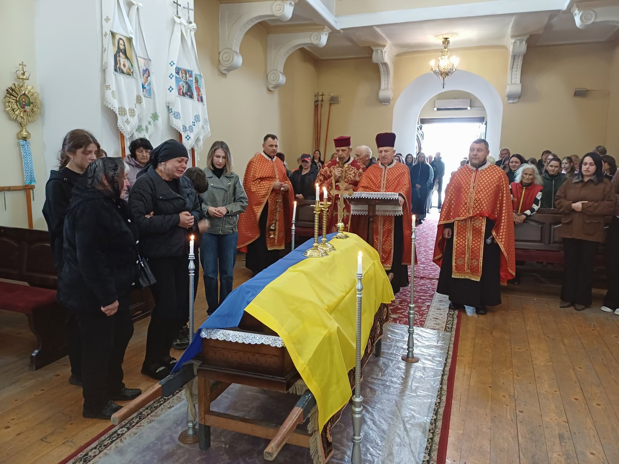 Прощання із загиблим захисником у храмі