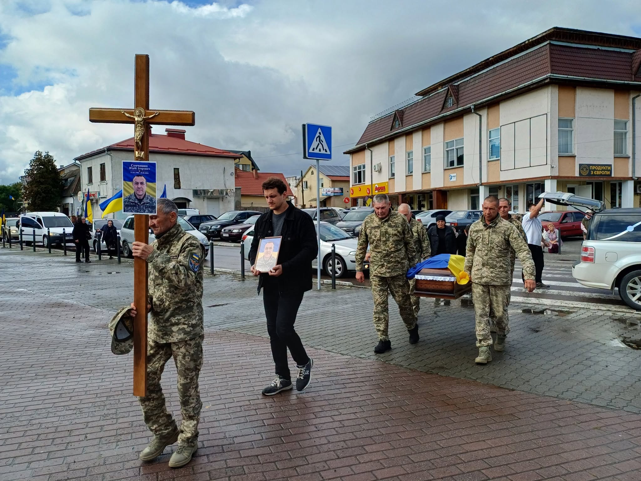 Похоронна процесія з портретом полеглого воїна