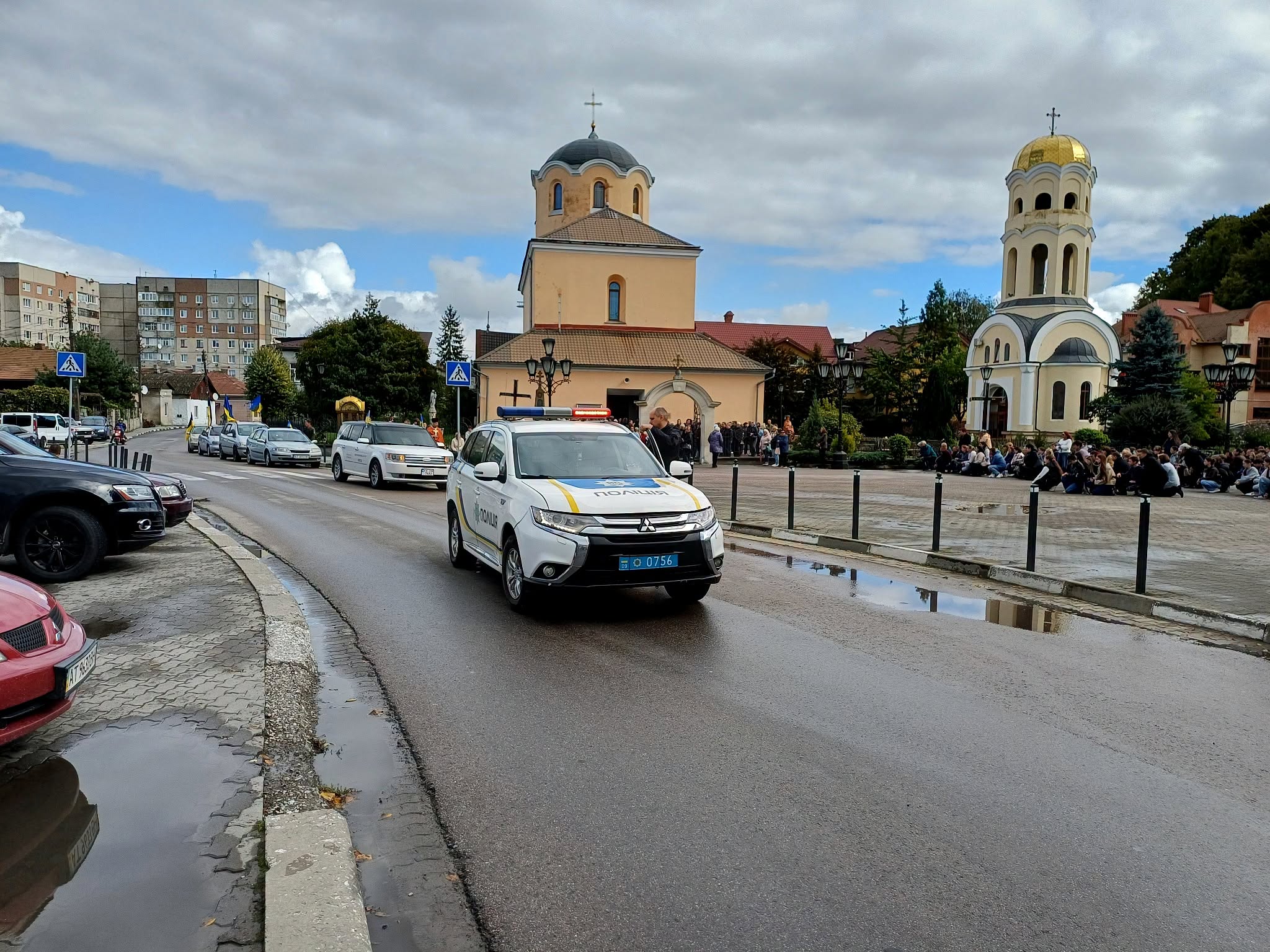 Траурний кортеж біля храму та центральної площі