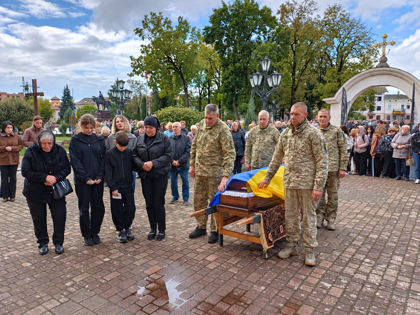 Військові та рідні проводжають захисника в останню путь