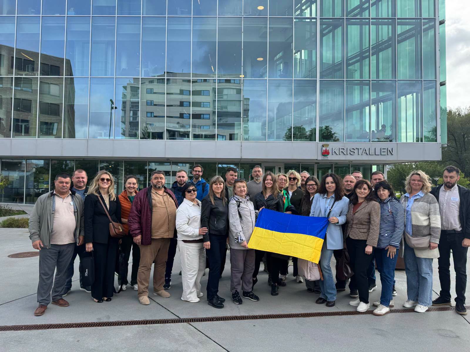 Учасники міжнародного візиту з прапором України біля будівлі Kristallen