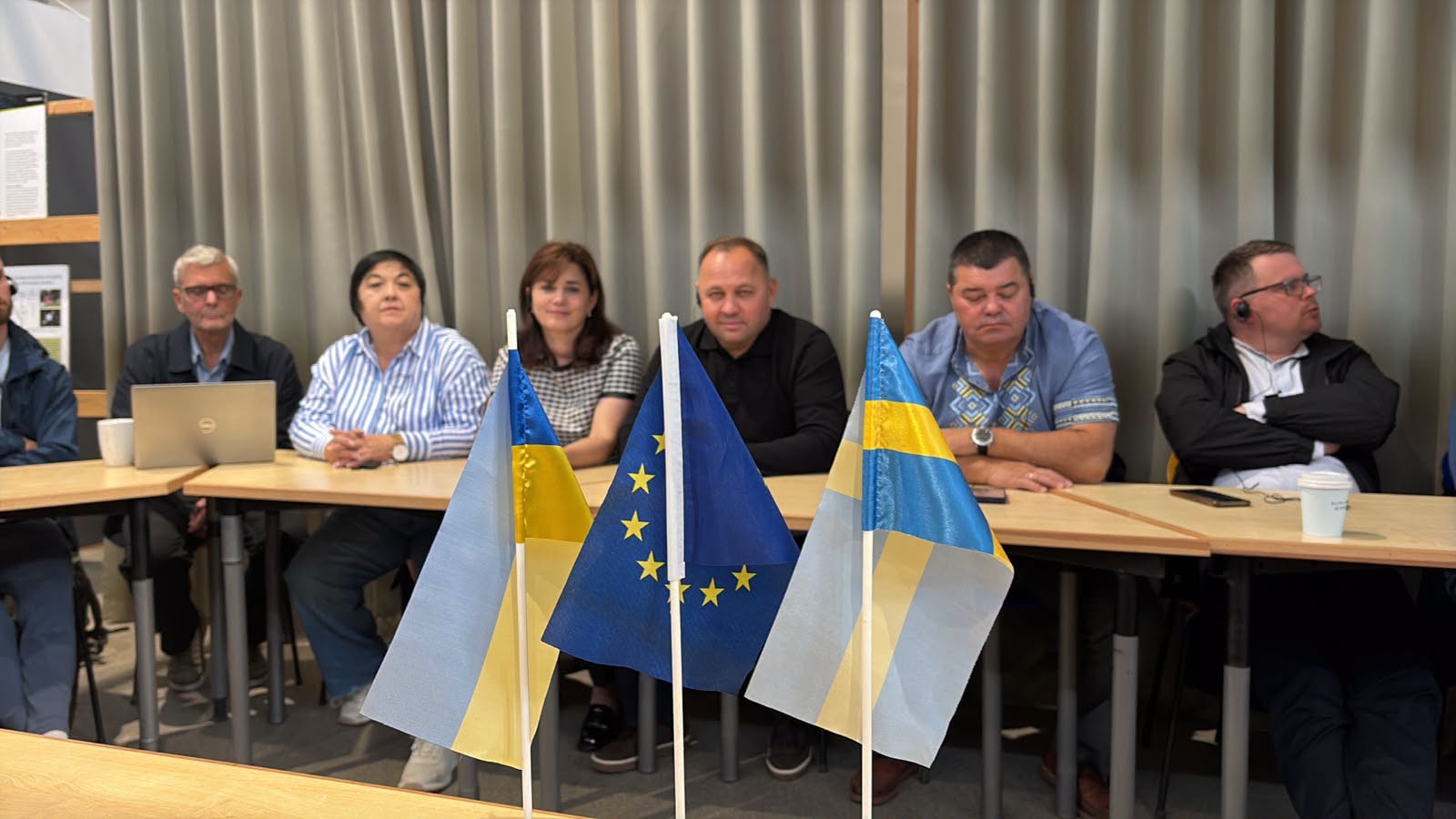 Учасники міжнародної зустрічі з прапорами