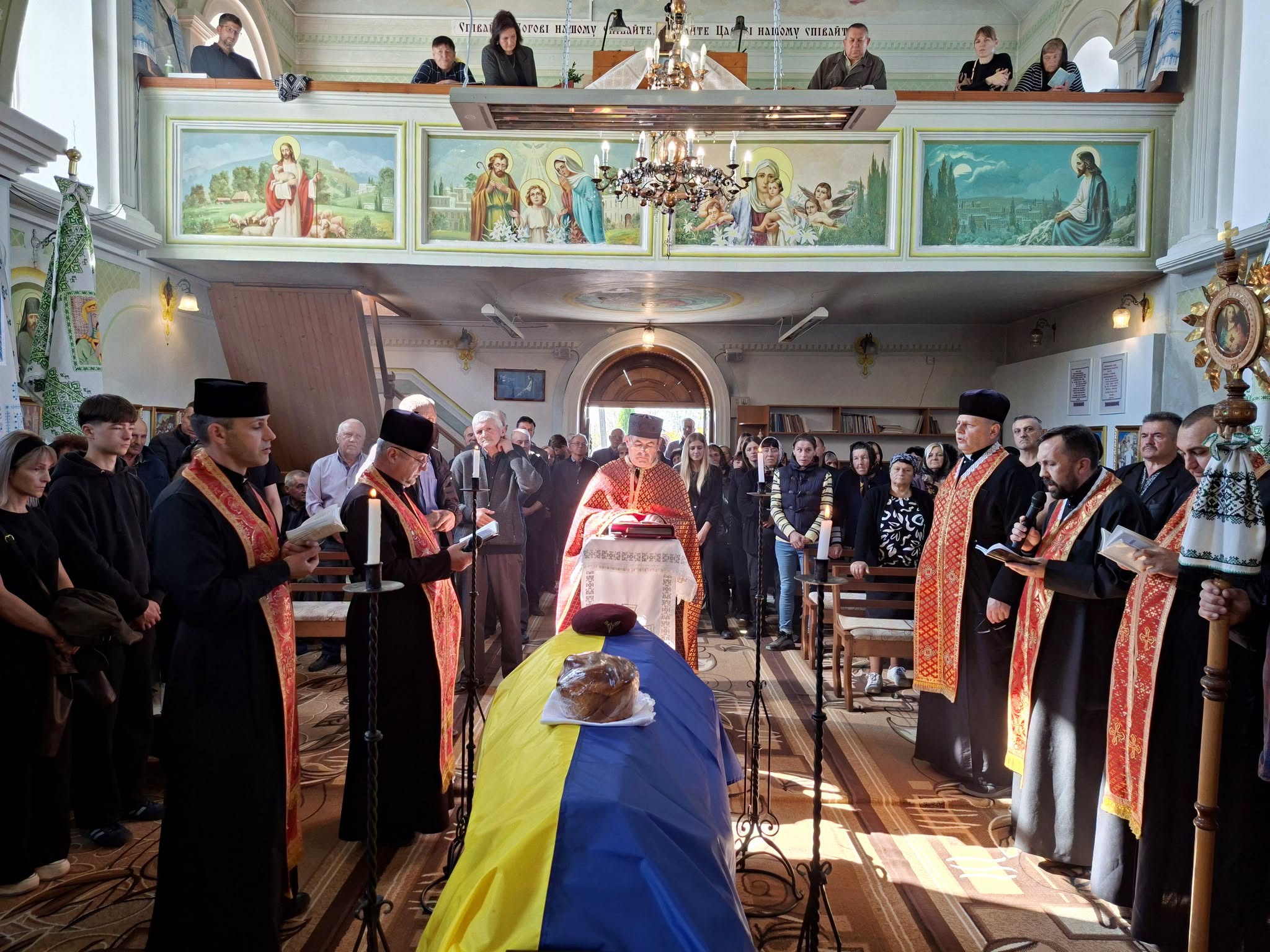 Панахида за загиблим військовим у храмі