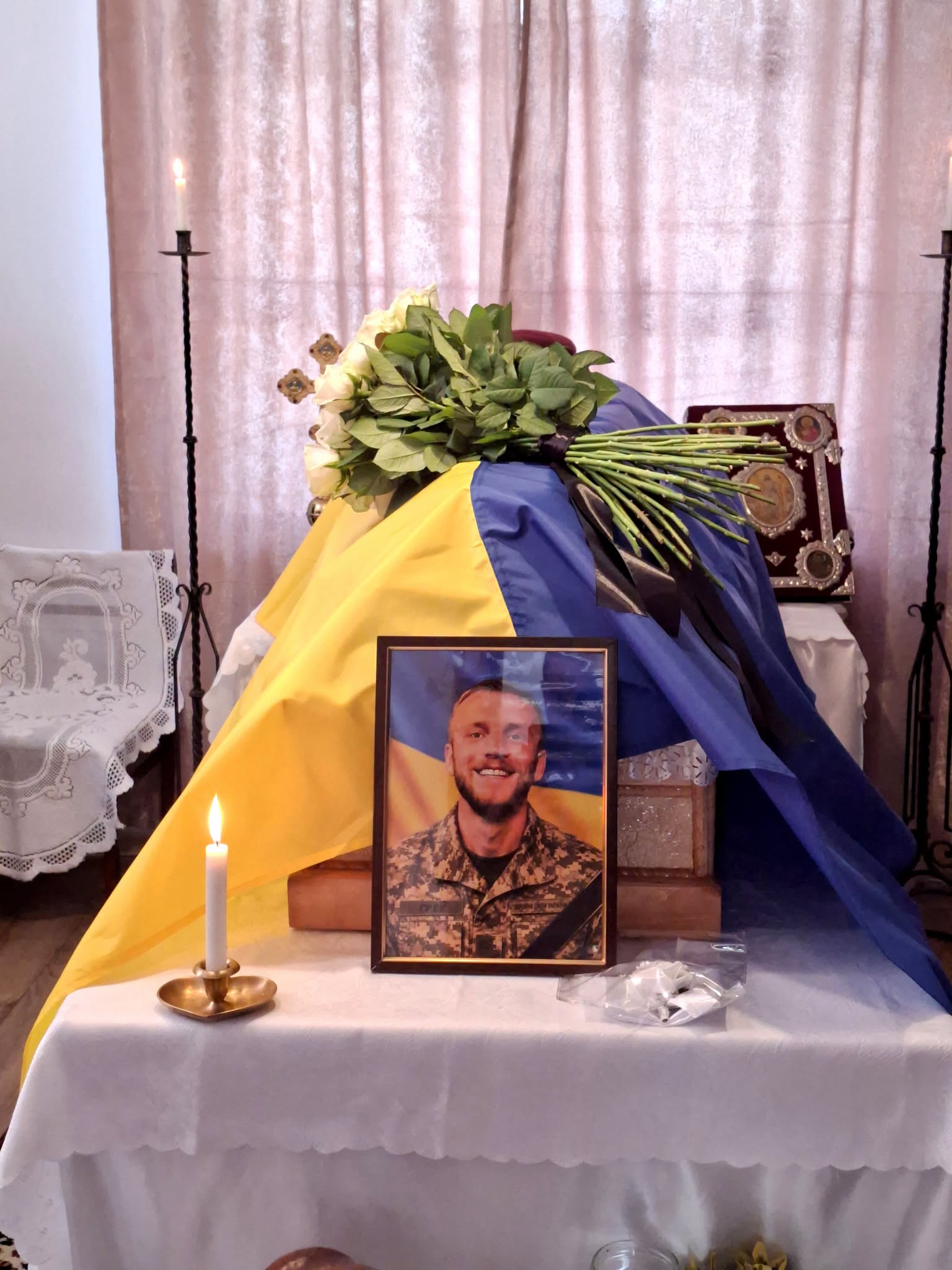 Тіло забиглого Героя накритого прапором України.