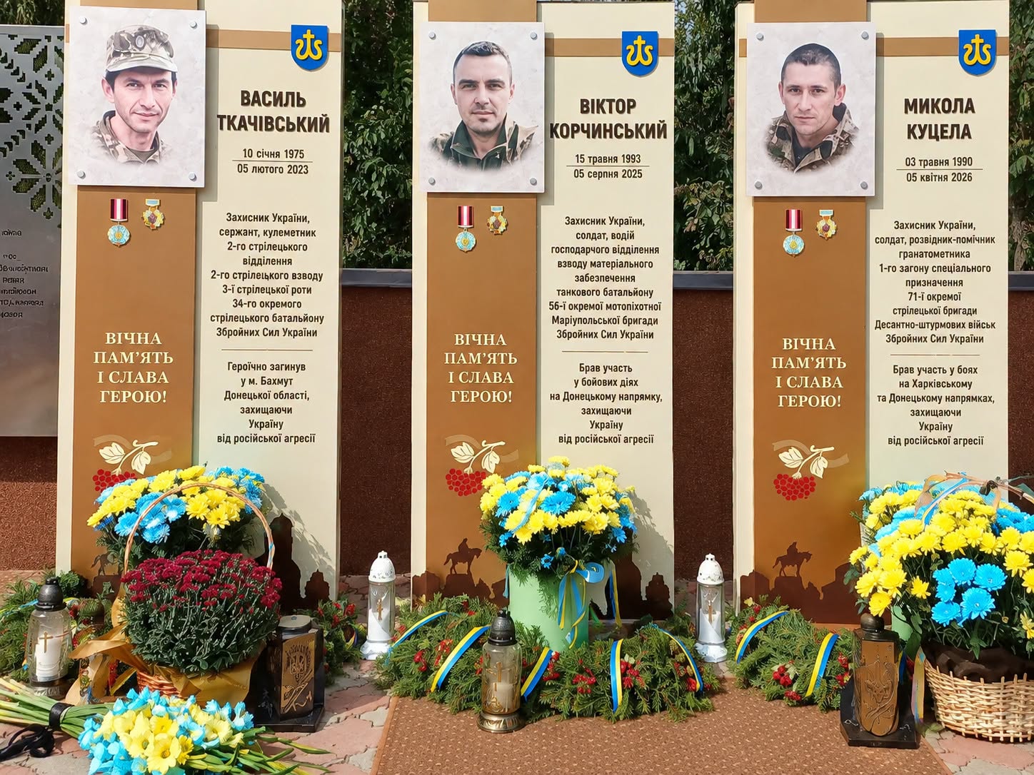 Меморіальні стенди укладені квітами загиблим захисникам України