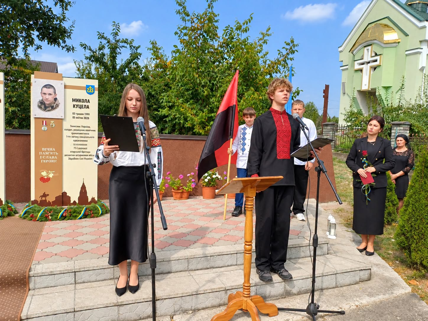 Пам’ятний захід біля меморіалу та вшануванням загиблих Героїв