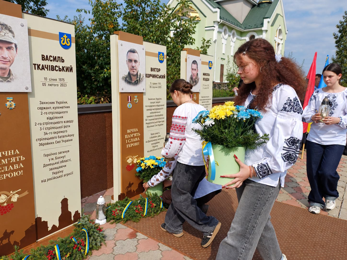 Молодь покладає квіти до меморіальних стендів загиблих Героїв