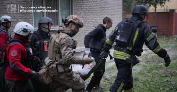 У Запоріжжі зростає кількість жертв удару РФ, людей продовжують шукати під завалами  - Новини України