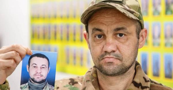 На Закарпатті прикордонник, який повернувся з полону, зняв своє фото з дошки зниклих безвісти - Новини України На Закарпатті прикордонник, який повернувся з полону, зняв своє фото з дошки зниклих безвісти - Новини України