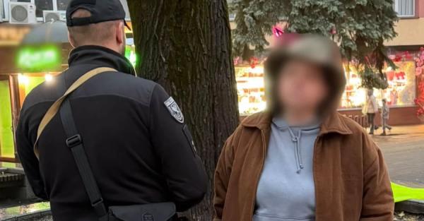 У центрі Івано-Франківська жінка підпалила прапор України - поліцейські розпочали кримінальне провадження - Новини України