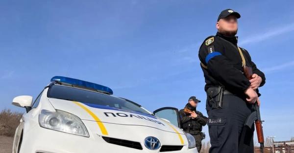 Поліцейський із групи оповіщення штовхнув велосипедиста під машину - почалися перевірки - Новини України
