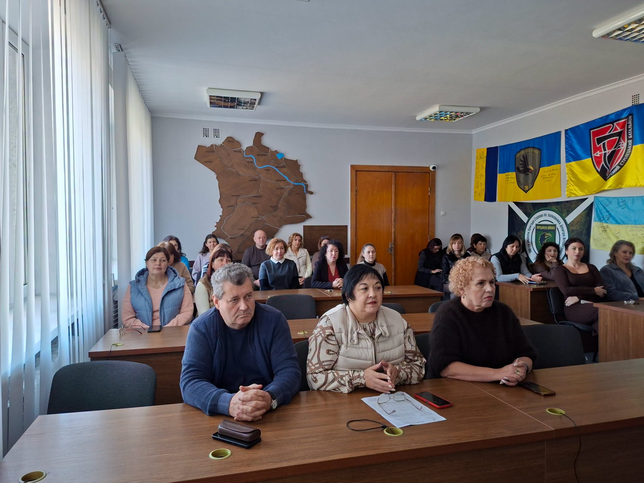 Присутні слухають презентацію книги
