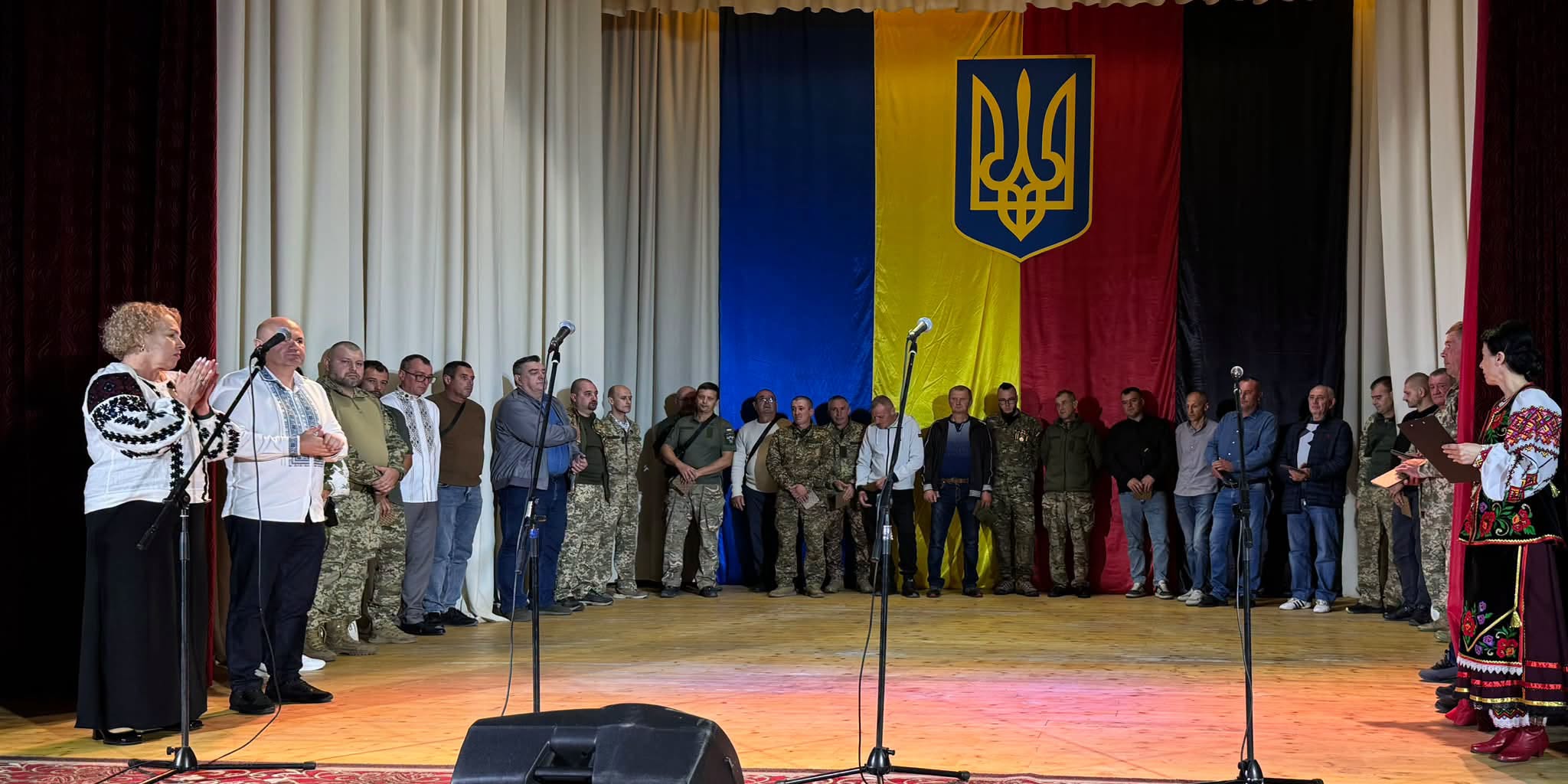 Учасники заходу та військовослужбовці на сцені під час урочистої частини