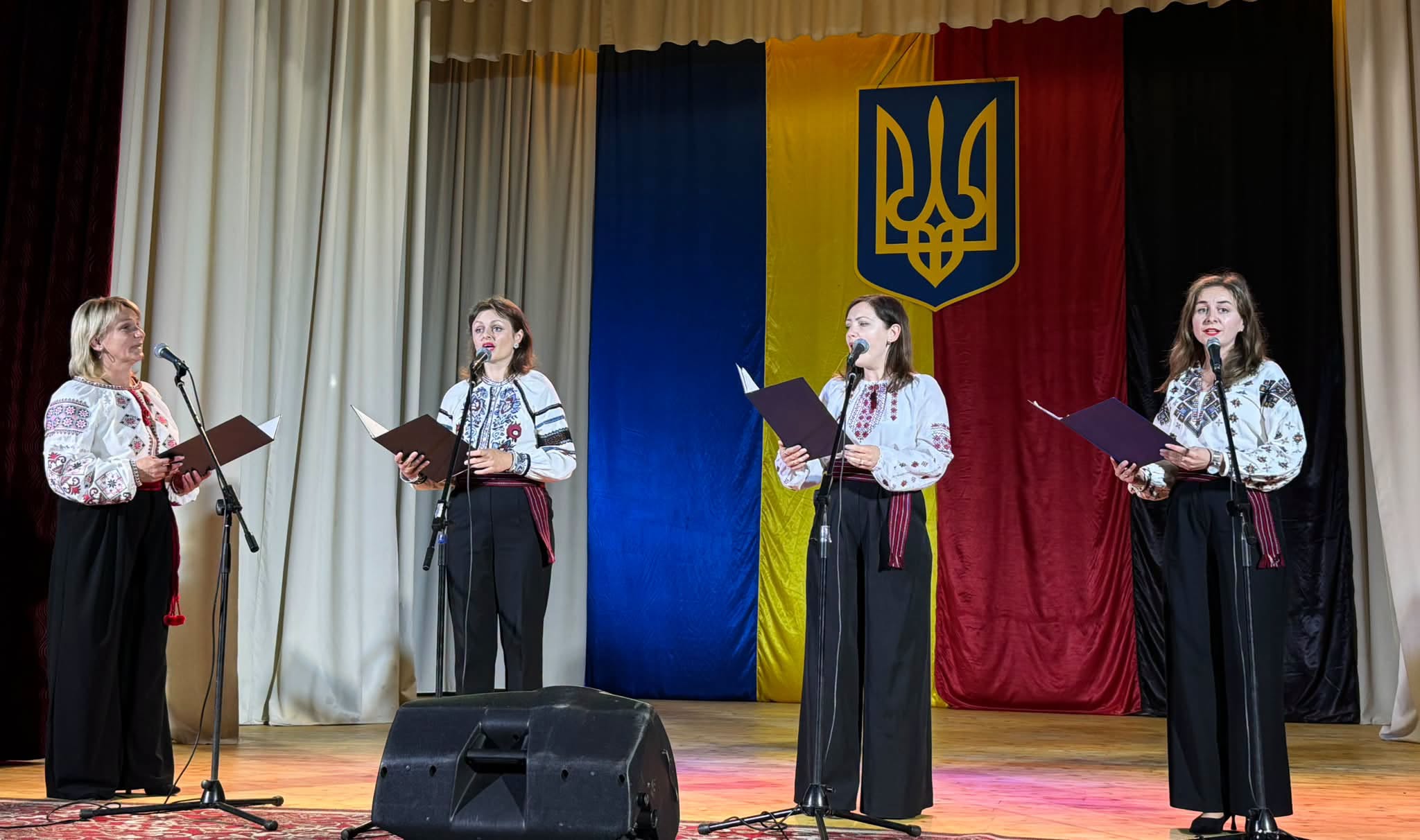 Вокальний квартет виступає на сцені під час культурного заходу