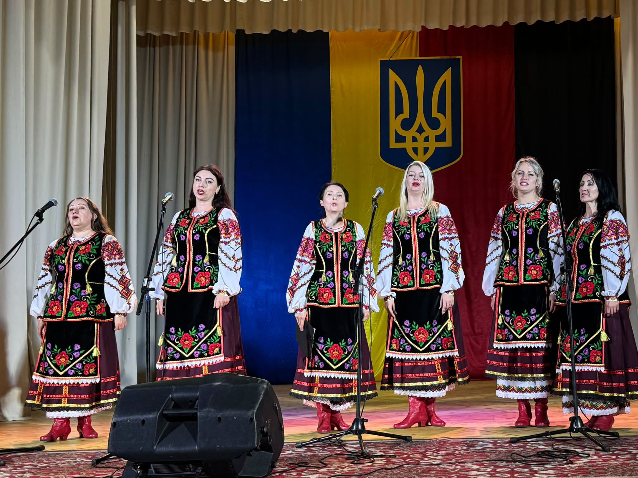 Жіночий вокальний ансамбль під час виступу