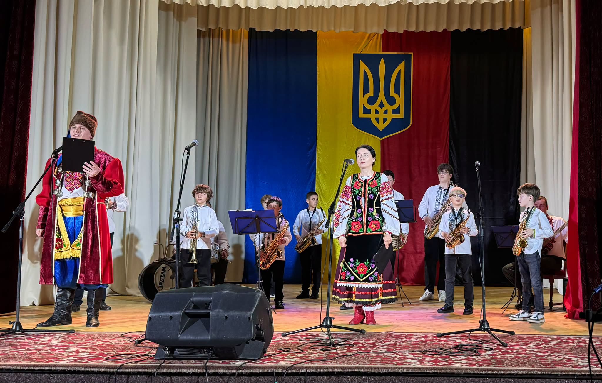 Виступ учасників патріотичного концерту на сцені в українському вбранні