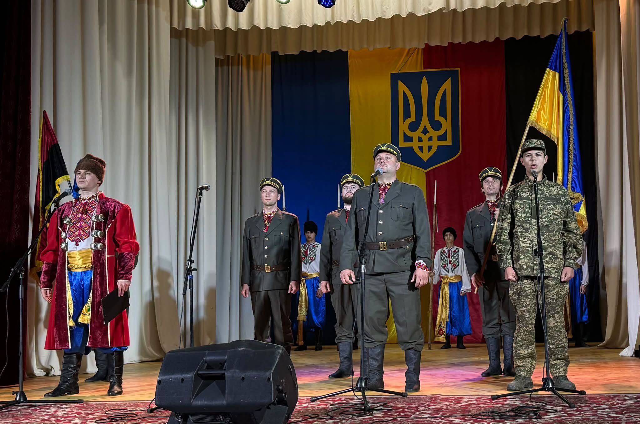 Виступ чоловічого вокального колективу на сцені