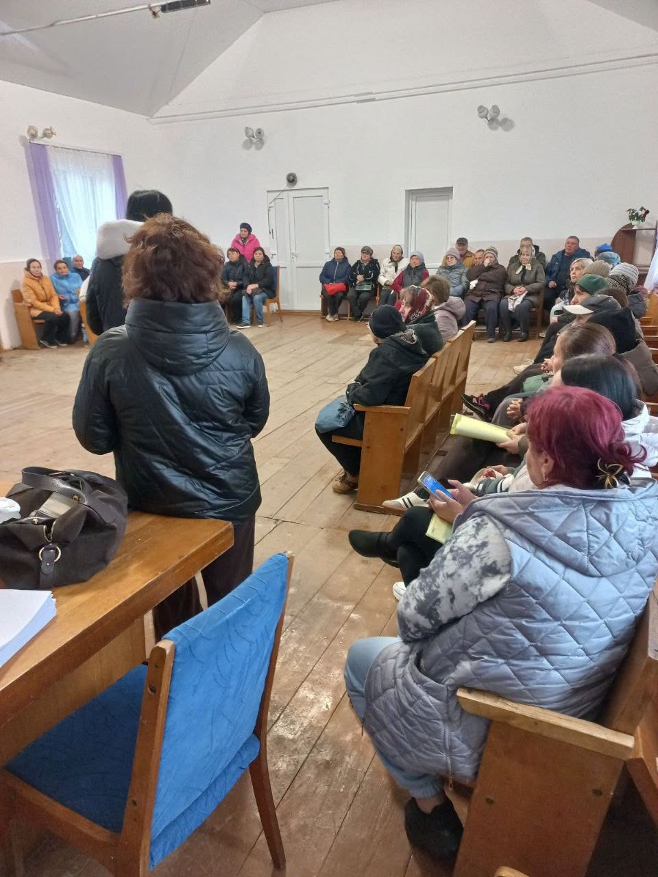 Учасники зустрічі слухають виступ у залі