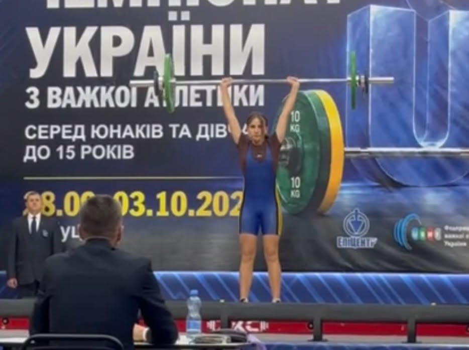 Юна спортсменка під час виступу на чемпіонаті України з важкої атлетики